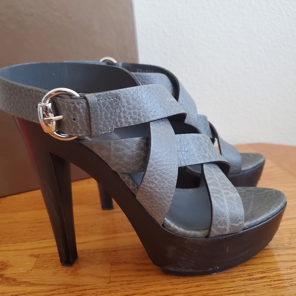 Gucci Pebbled Asphalt Grey Leather Strappy Platform Sandals Women's Shoes  8.5 - Picture 8 of 16